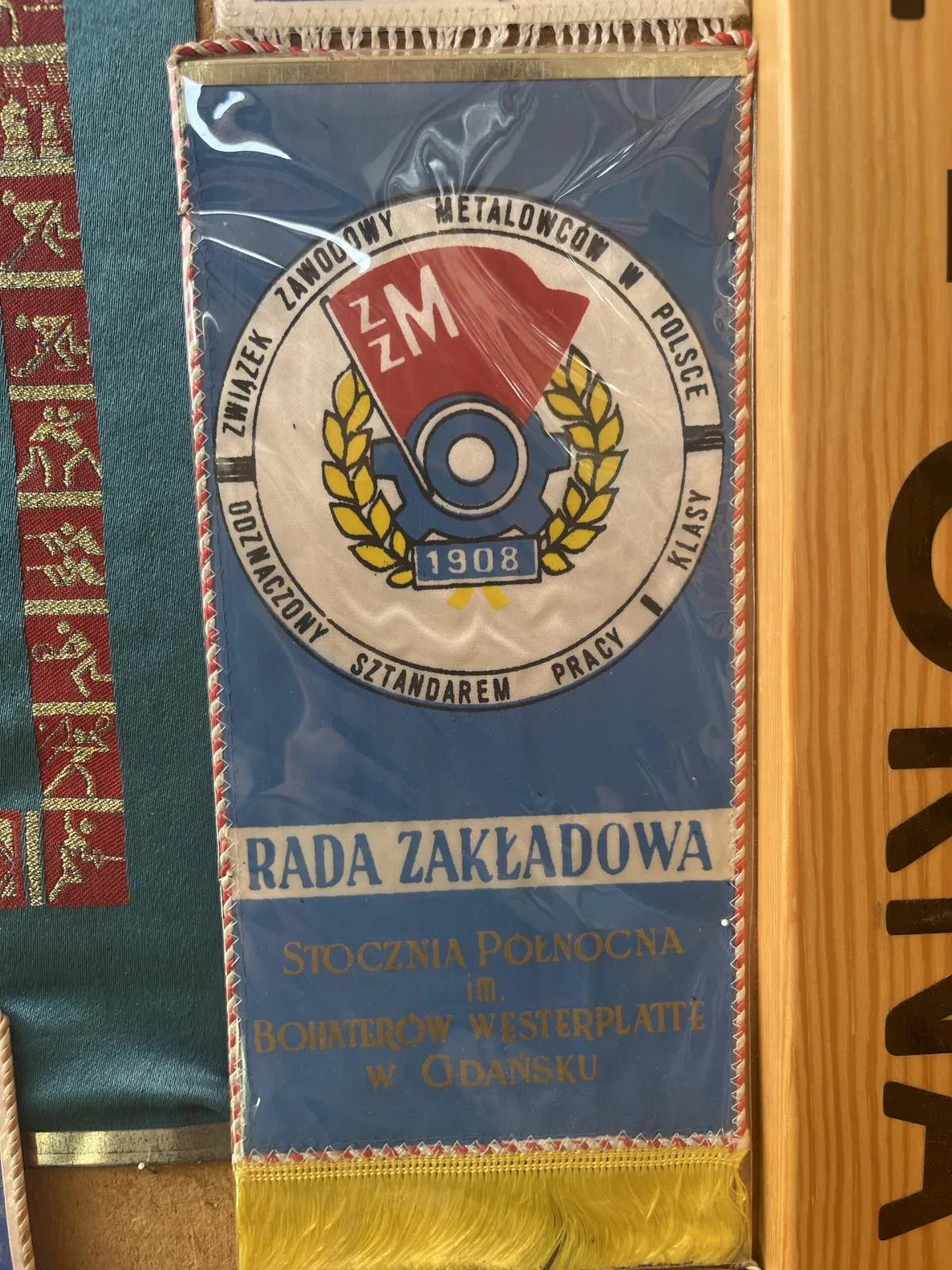 Proporczyk Rady Zakładowej Stoczni Północnej im. Bohaterów Westerplatte w Gdańsku