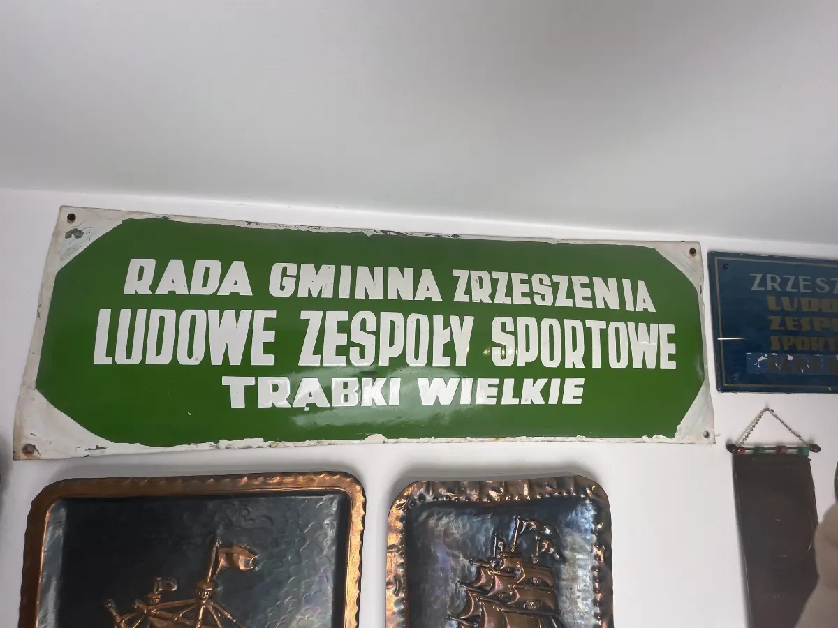 Tablica Rady Gminnej Zrzeszenia Ludowe Zespoły Sportowe Trąbki Wielkie