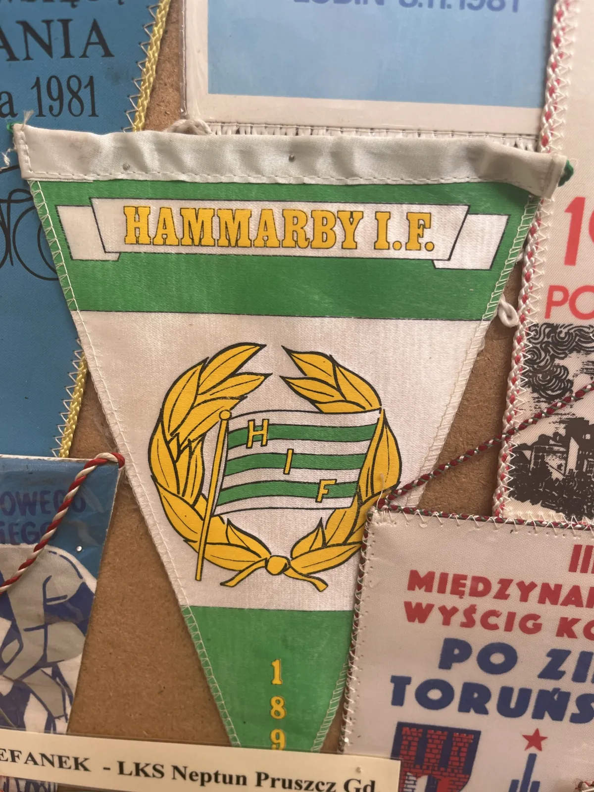 Proporczyk Hammarby I.F. z logo klubu piłkarskiego