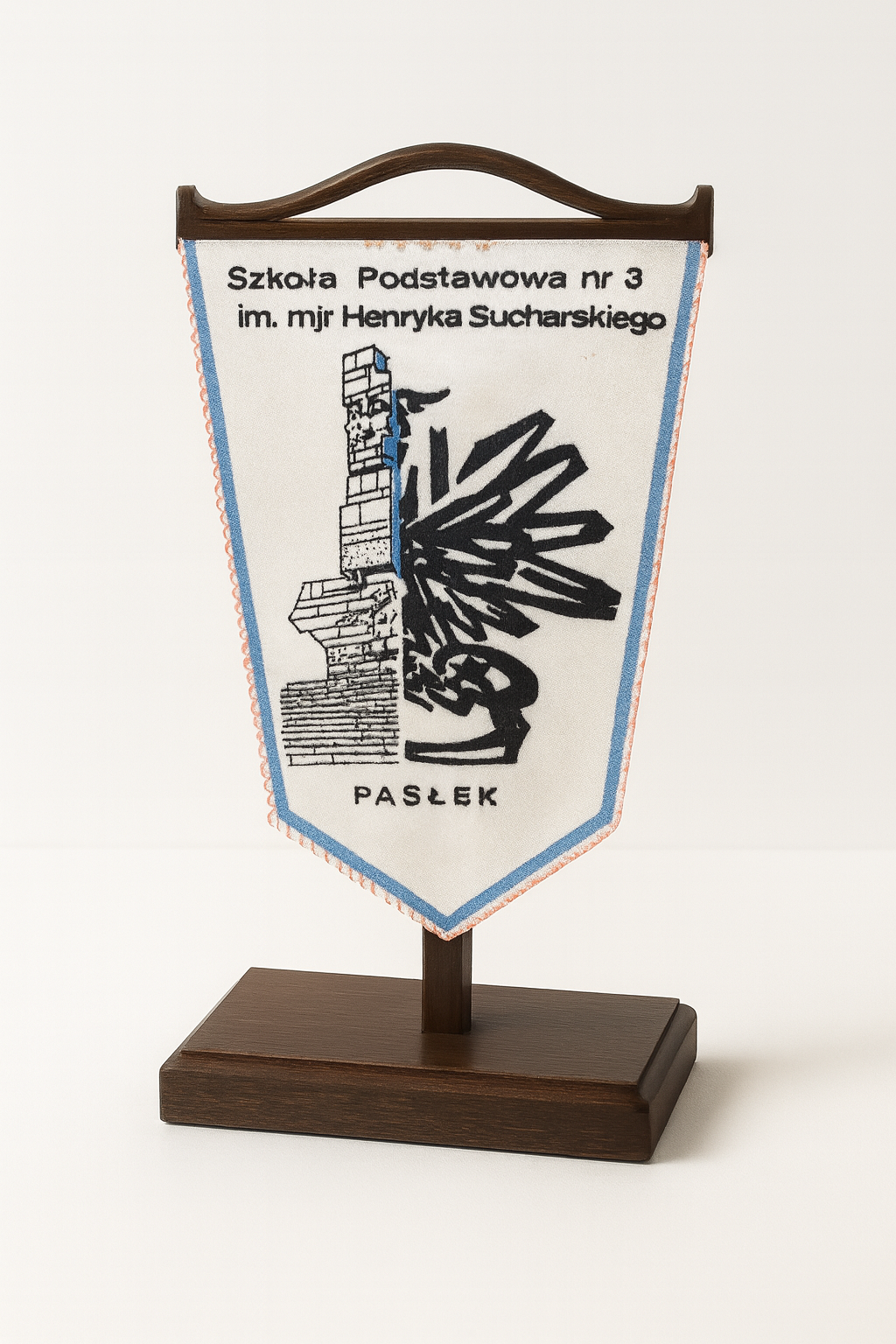 Proporczyk Szkoły Podstawowej nr 3 im. mjr Henryka Sucharskiego w Pasłęku