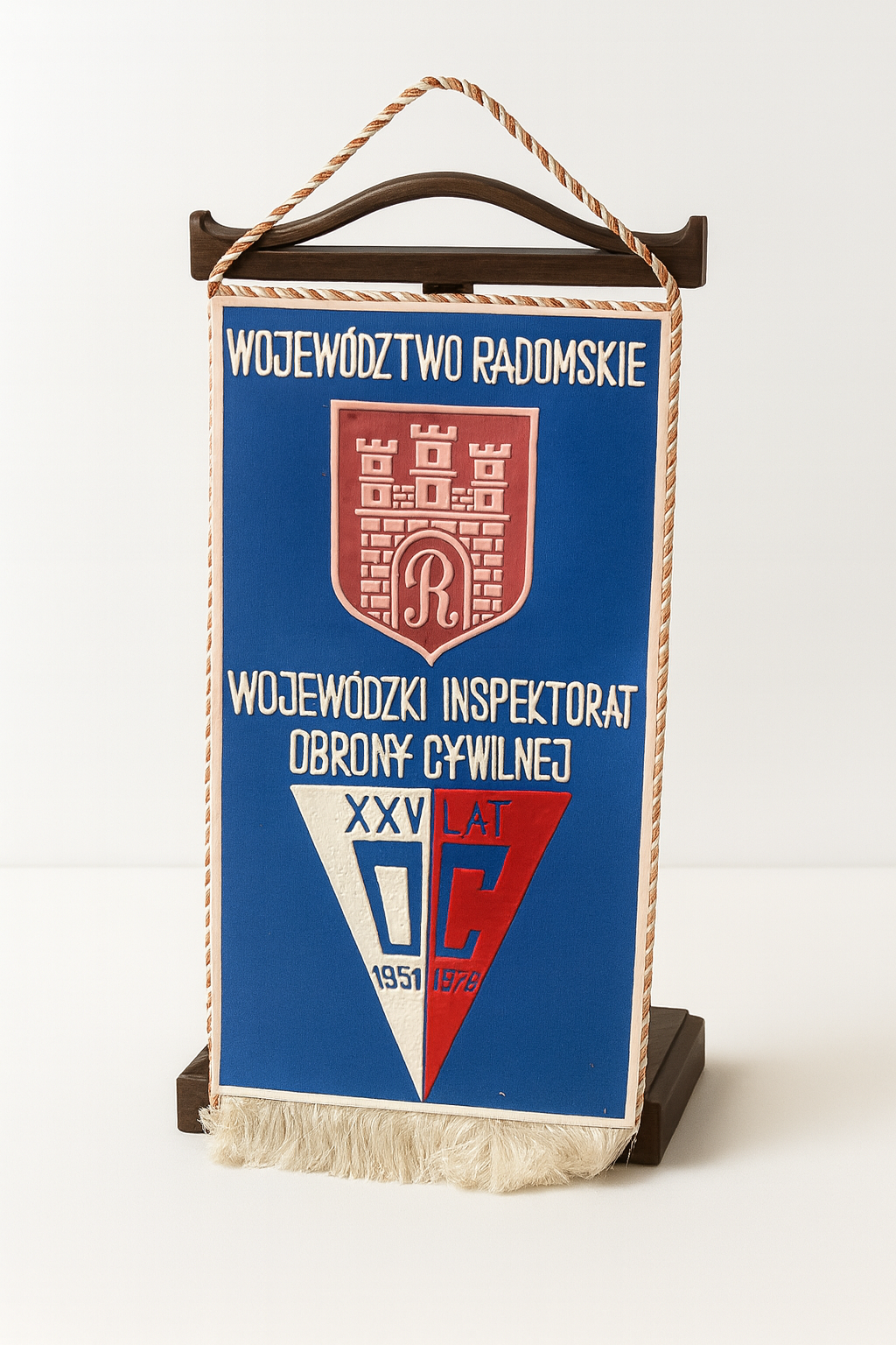 Proporczyk upamiętniający Wojewódzki Inspektorat Ochrony Cywilnej 1951-1976.