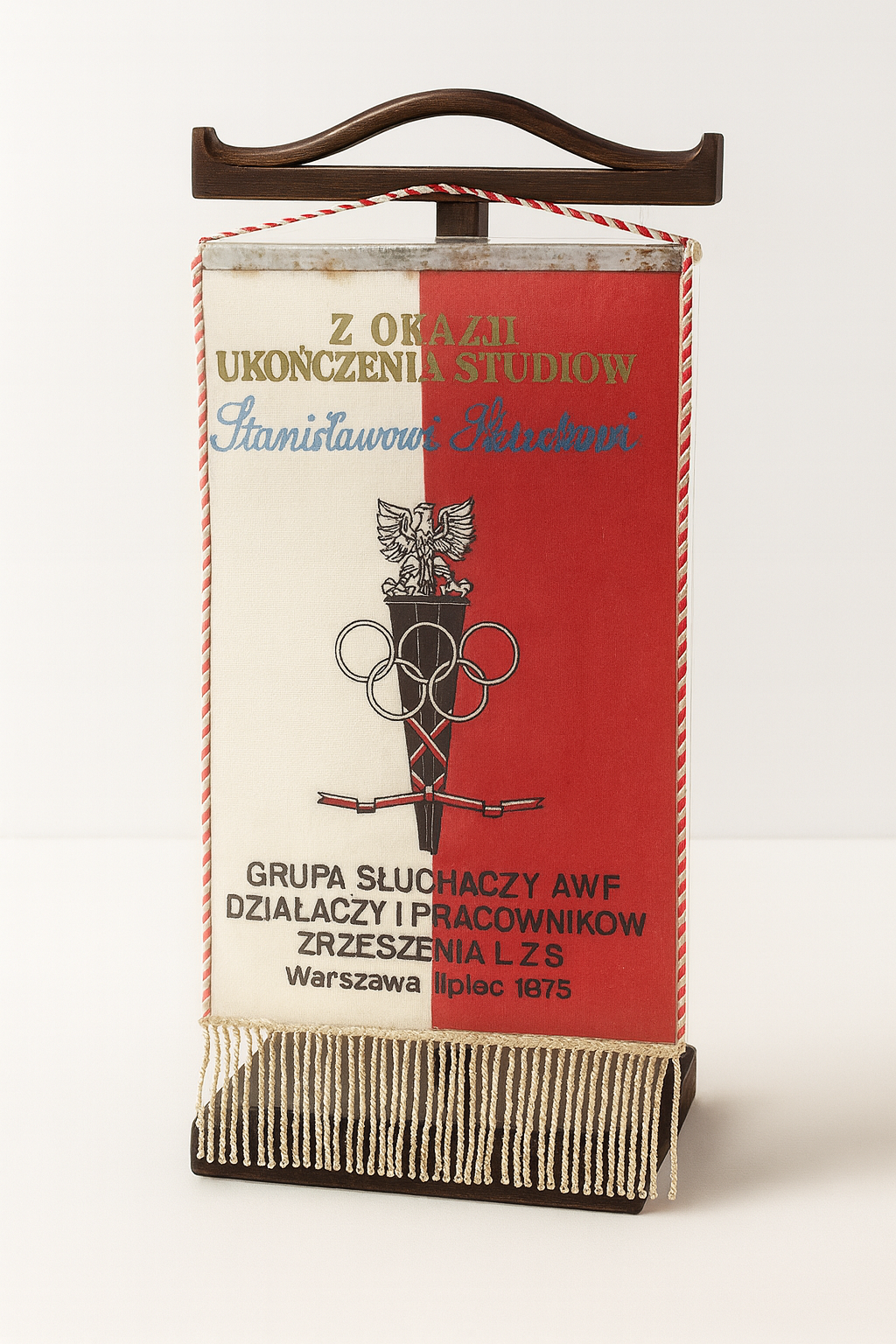 Proporczyk z okazji ukończenia studiów Stanisława Skrzkiego z 1975 roku.