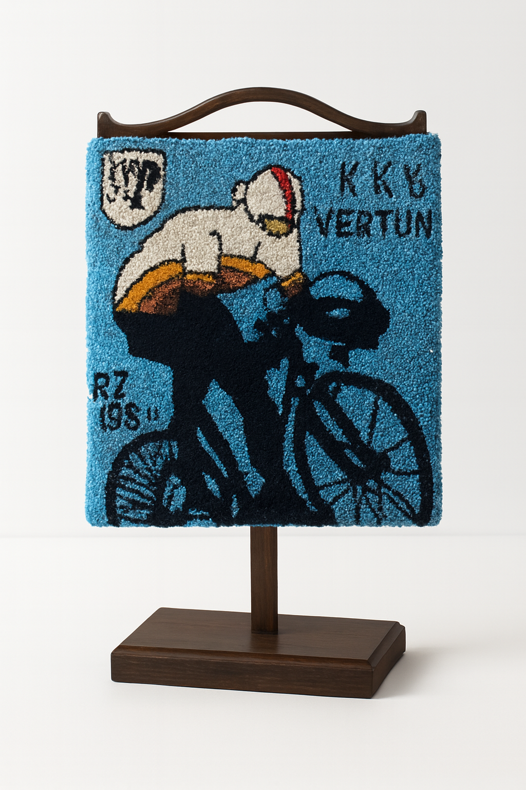 Kilim ręcznie wyszywany KKS Neptun z wizerunkiem kolarza