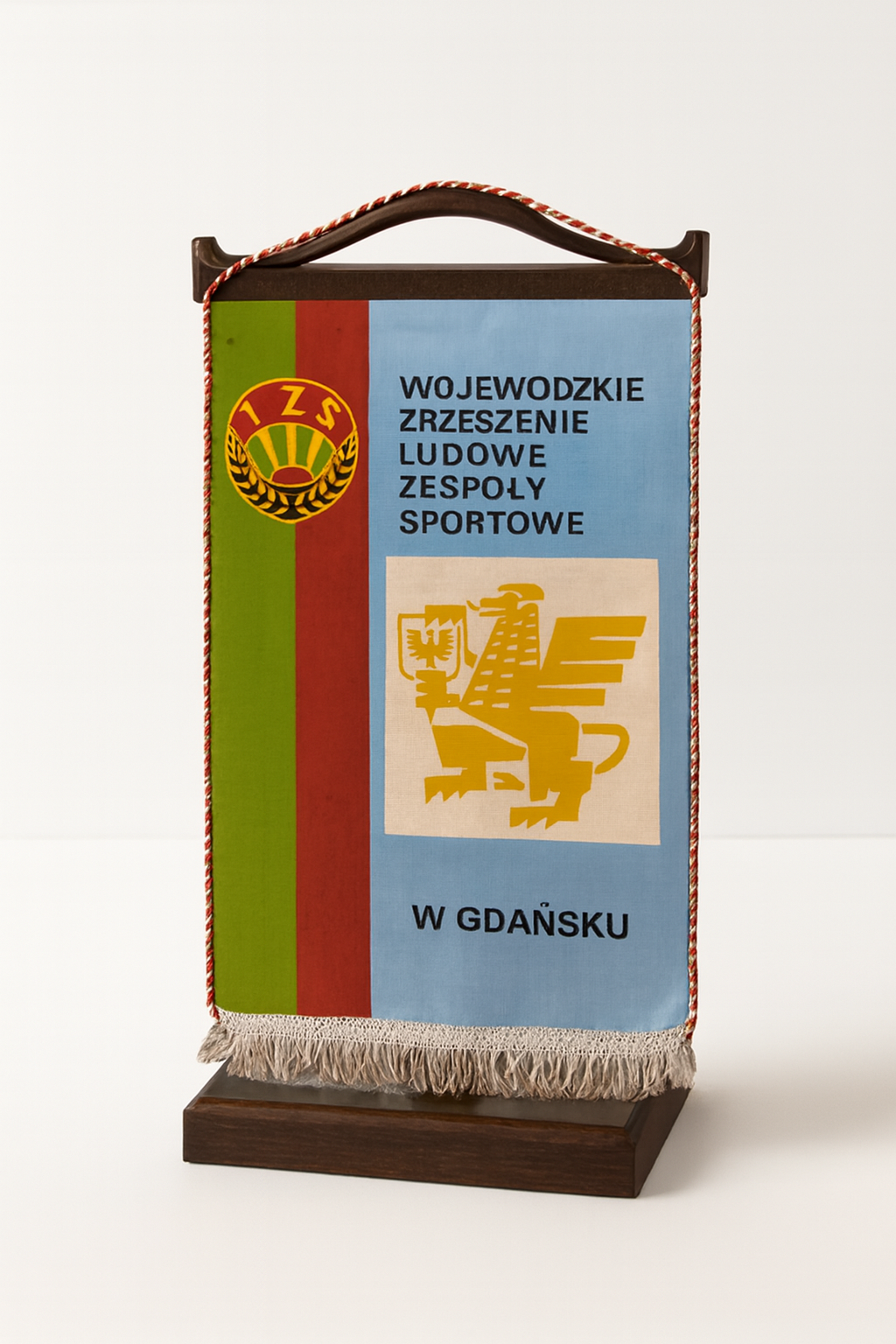 Proporczyk Wojewódzkiego Zrzeszenia Ludowe Zespoły Sportowe w Gdańsku z gryfem kaszubskim