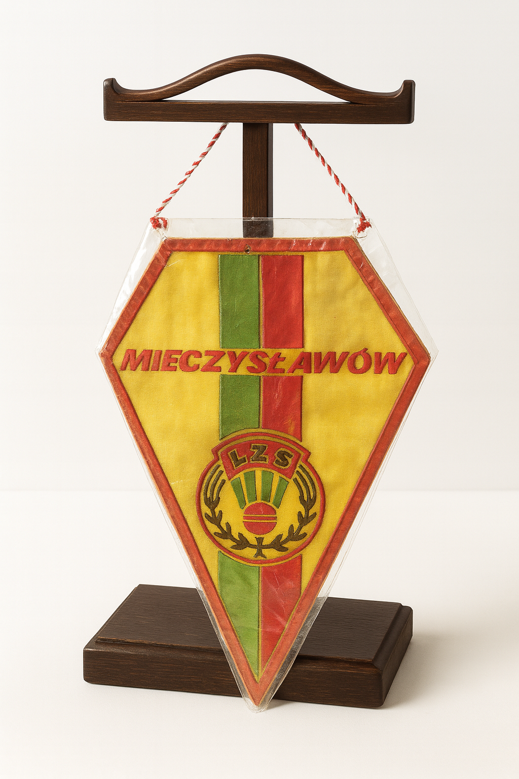 Proporczyk klubu LZS Mieczysławów z charakterystycznymi barwami