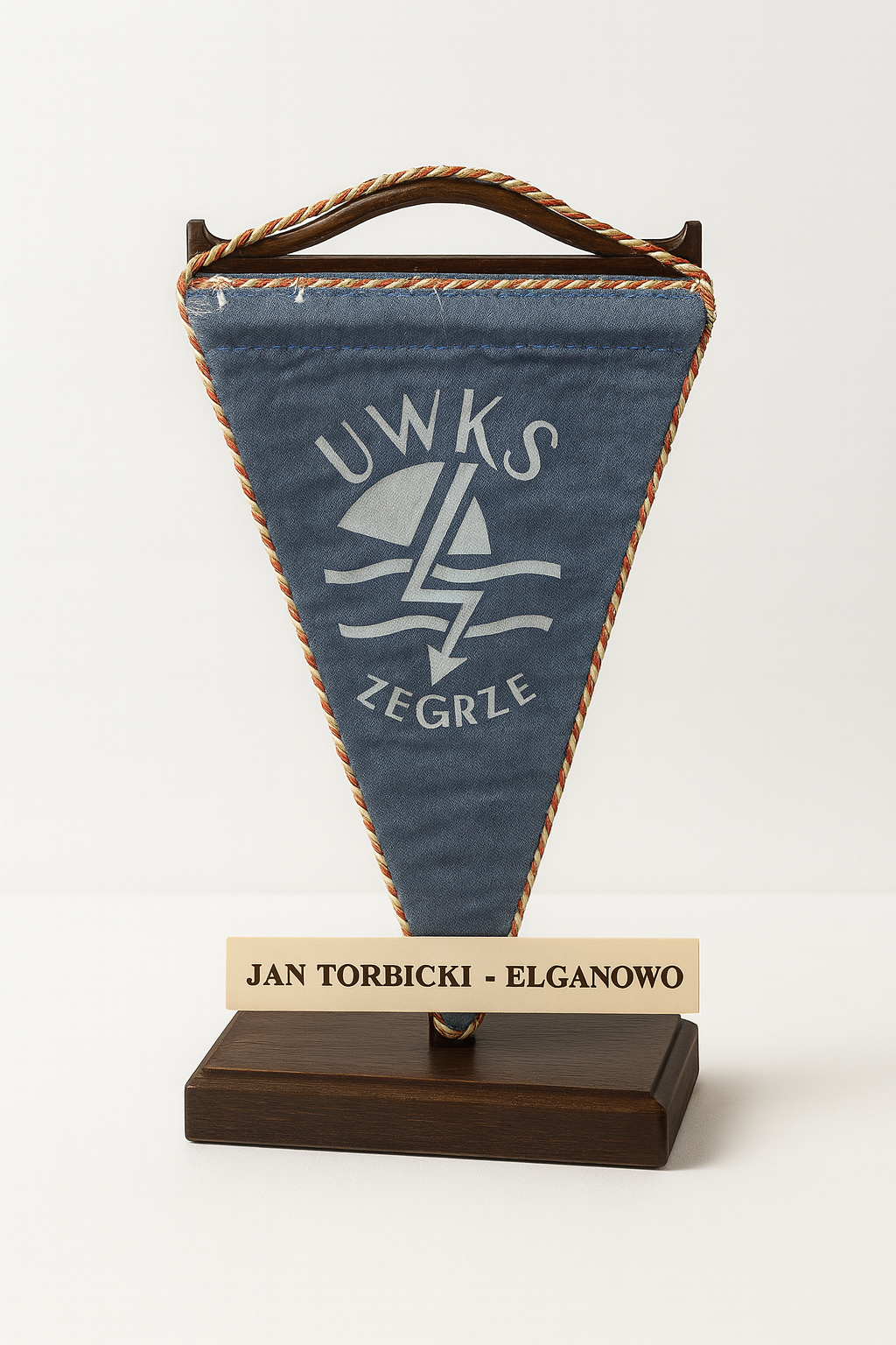 Proporczyk UWKS Zegrze z logo klubu sportowego