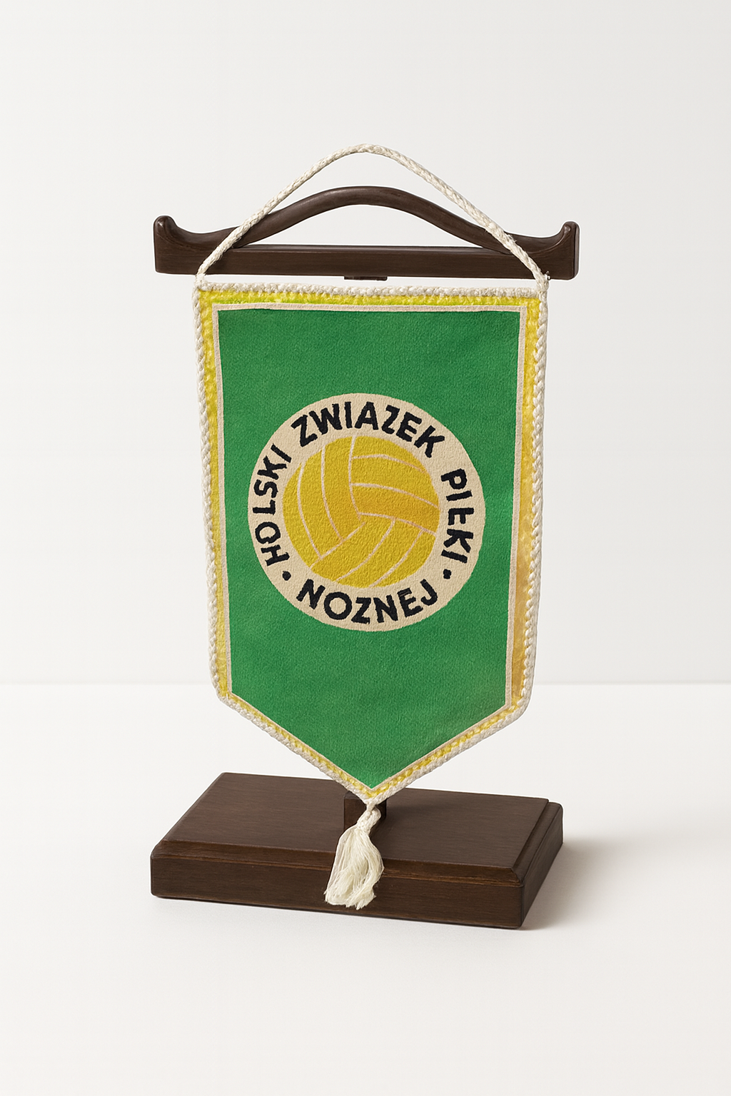 Proporczyk z logo Polskiego Związku Piłki Nożnej