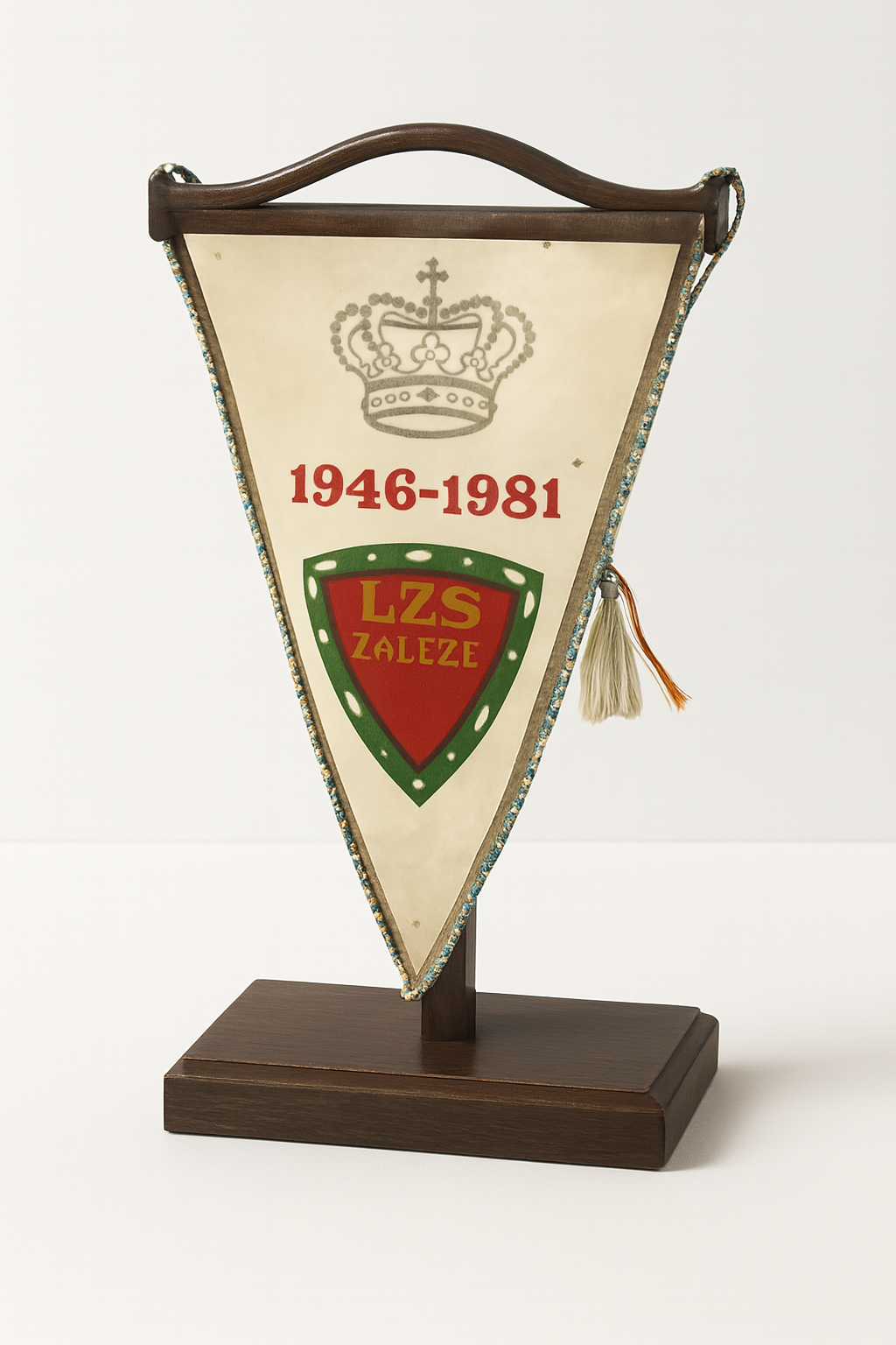 Proporczyk LZS Załęże z lat 1946-1981, eksponat Muzeum Sportu Wiejskiego