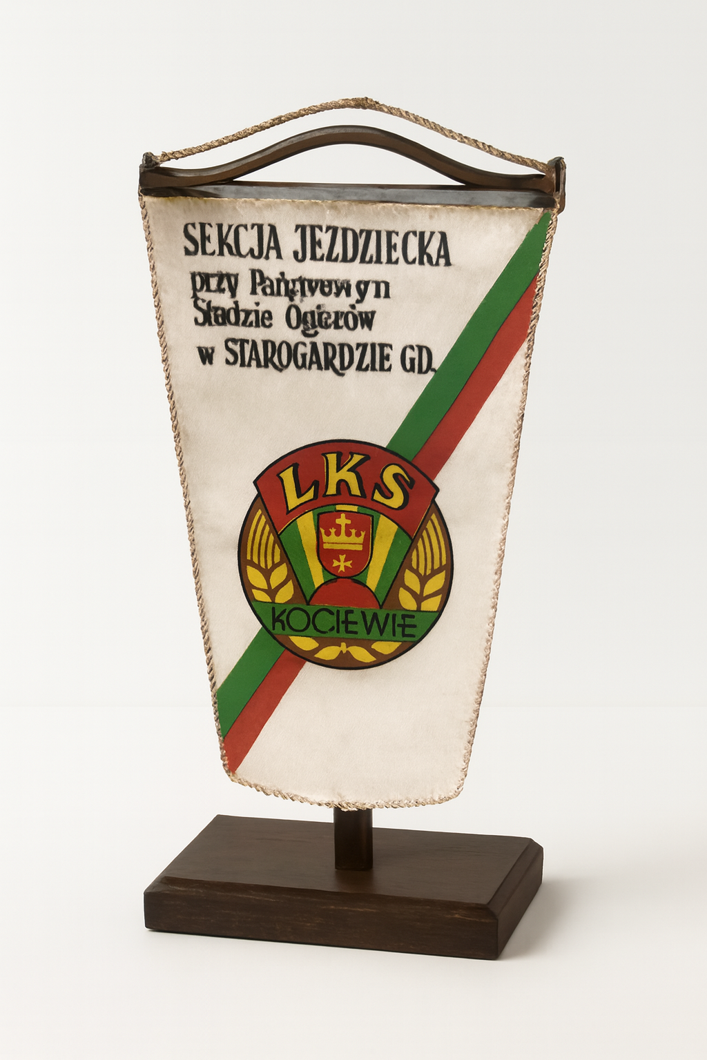 Proporczyk Sekcji Jeździeckiej przy Państwowym Stadzie Ogierów w Starogardzie Gdańskim.