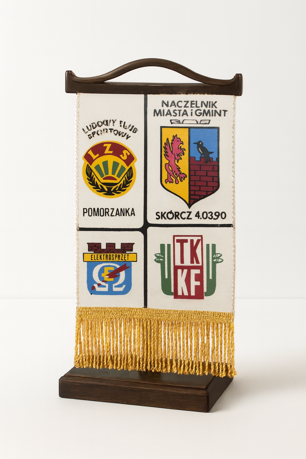 Proporczyk LKS Pomorzanka z logotypami Naczelnika Miasta i Gminy Skórcz oraz TKKF.