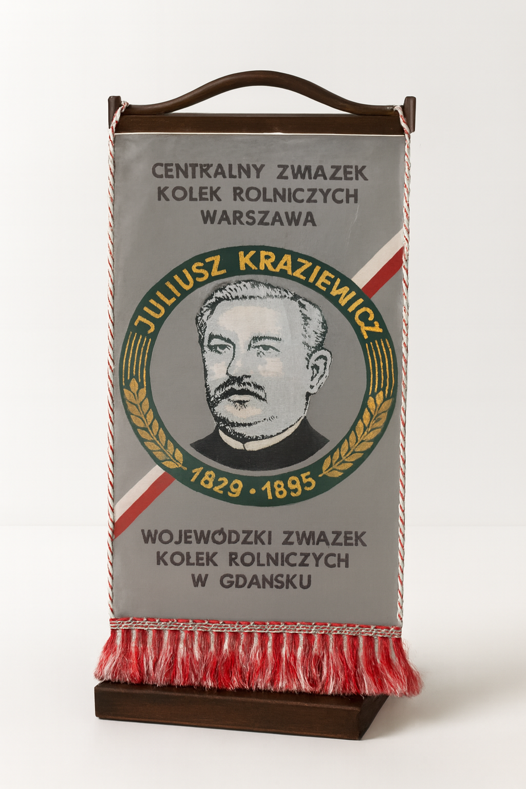 Proporczyk z wizerunkiem Juliusza Kraziewicza z Centralnego Związku Kółek Rolniczych