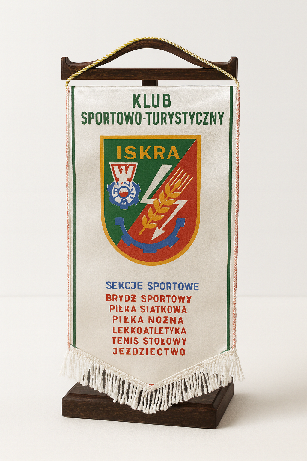 Proporczyk Klubu Sportowo-Turystycznego Iskra Malbork z nazwami sekcji sportowych.
