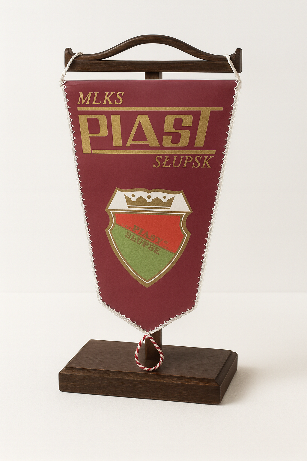 Proporczyk MLKS Piast Słupsk w burgundowym kolorze z napisem.