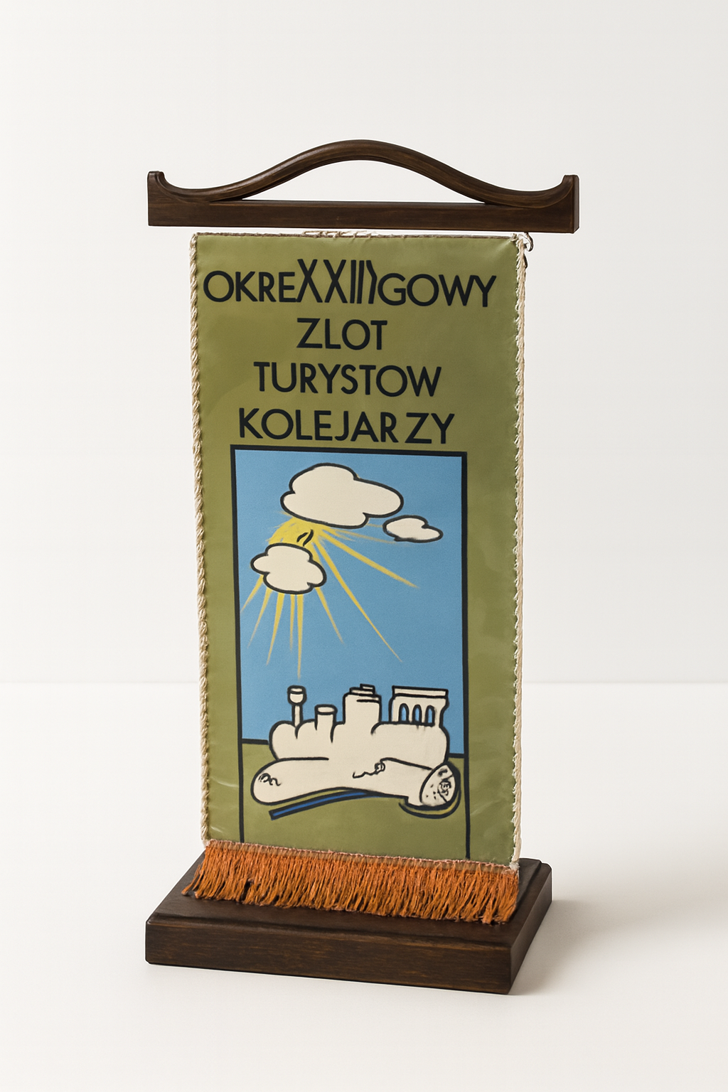 Proporczyk XXIII Okręgowego Zlotu Turystów Kolejarzy z graficznym motywem turystycznym