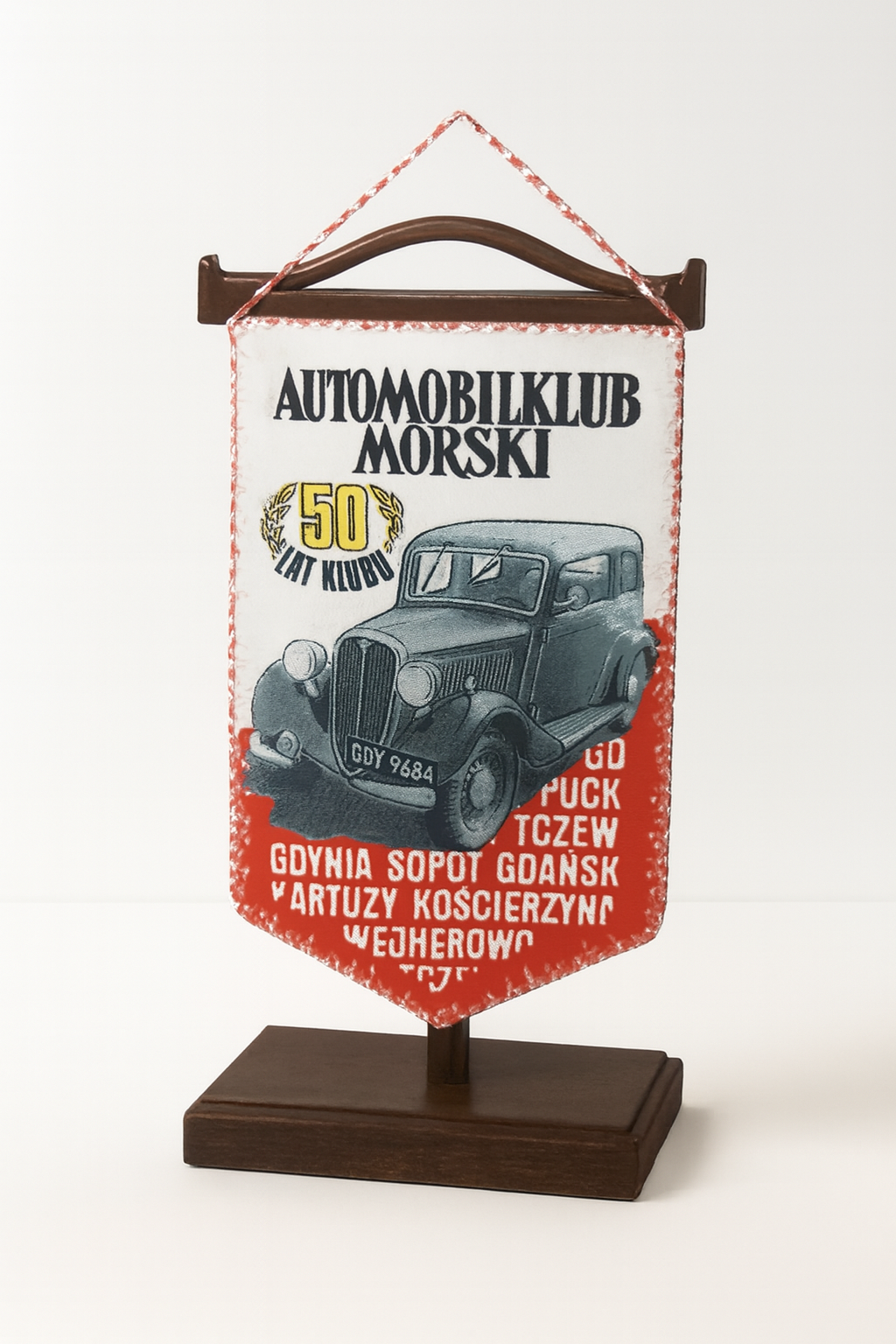 Proporczyk Automobilklubu Morskiego z 50-lecia klubu