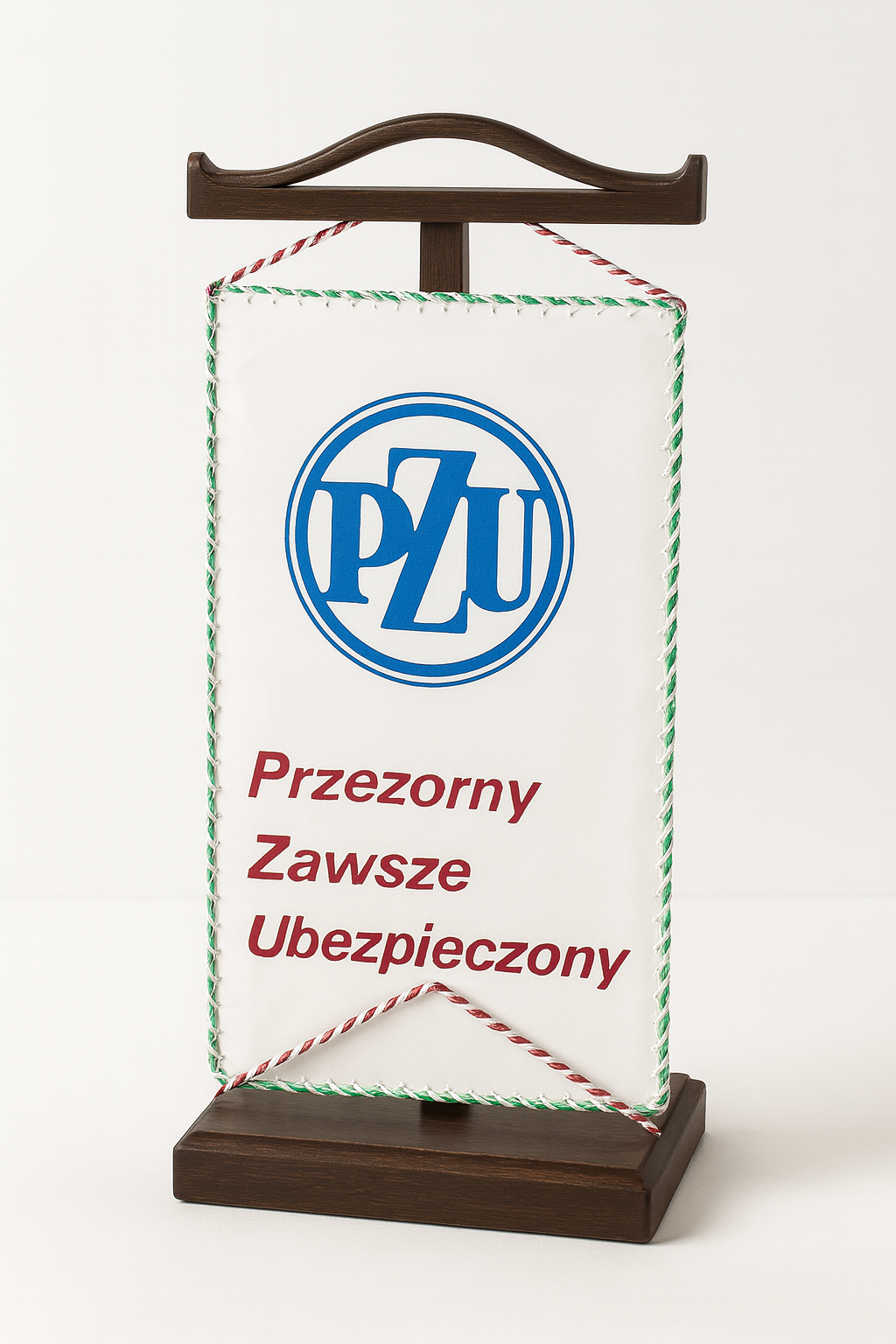 Proporczyk reklamowy PZU z hasłem o ubezpieczeniach.