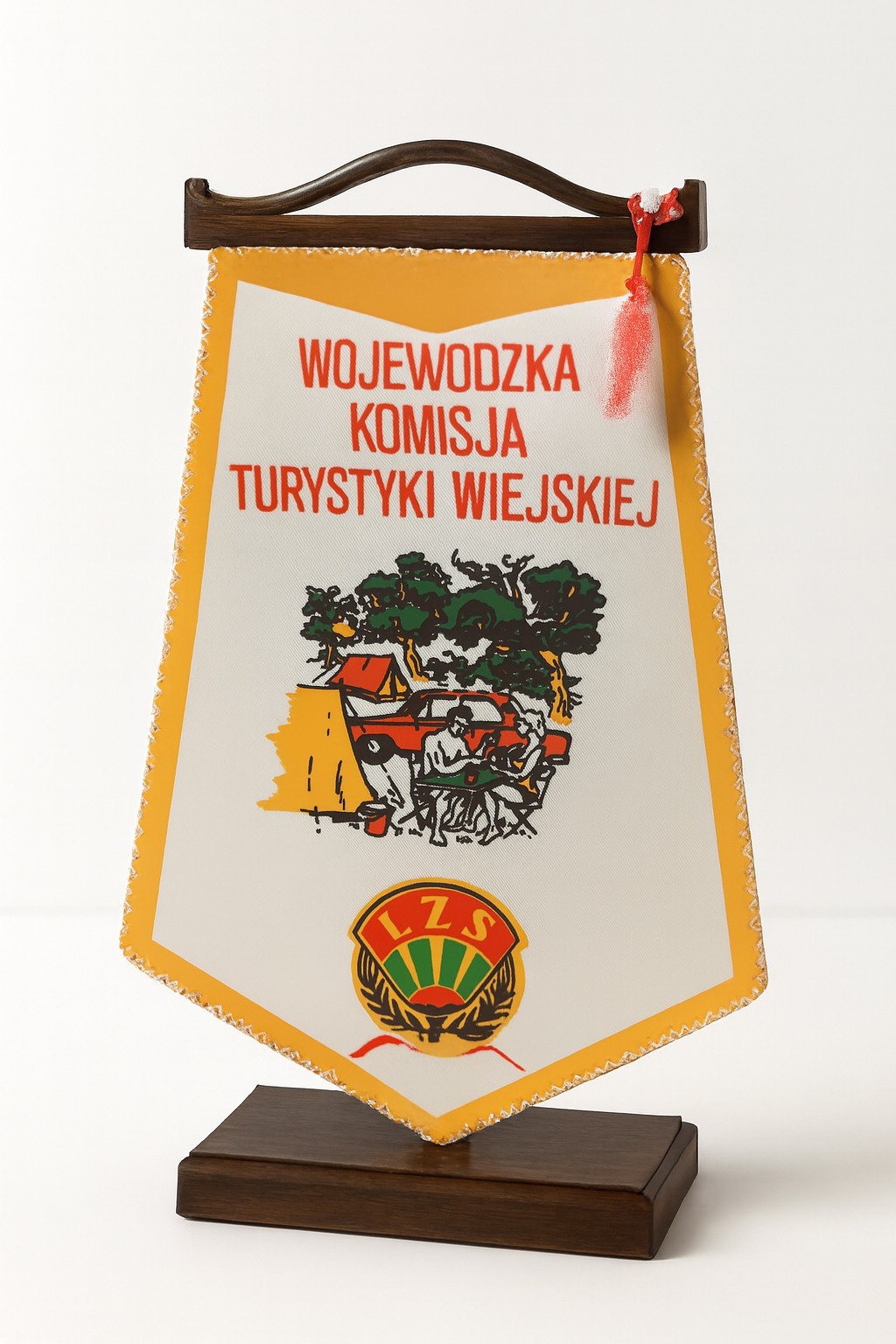 Proporczyk Wojewódzkiej Komisji Turystyki Wiejskiej z grafiką przedstawiającą wiejskie życie.