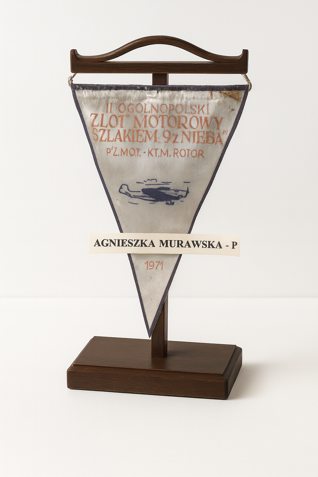 Proporczyk II Ogólnopolskiego Zlotu Motocyklowego Szlakiem 9 z Nieba z 1971 roku.