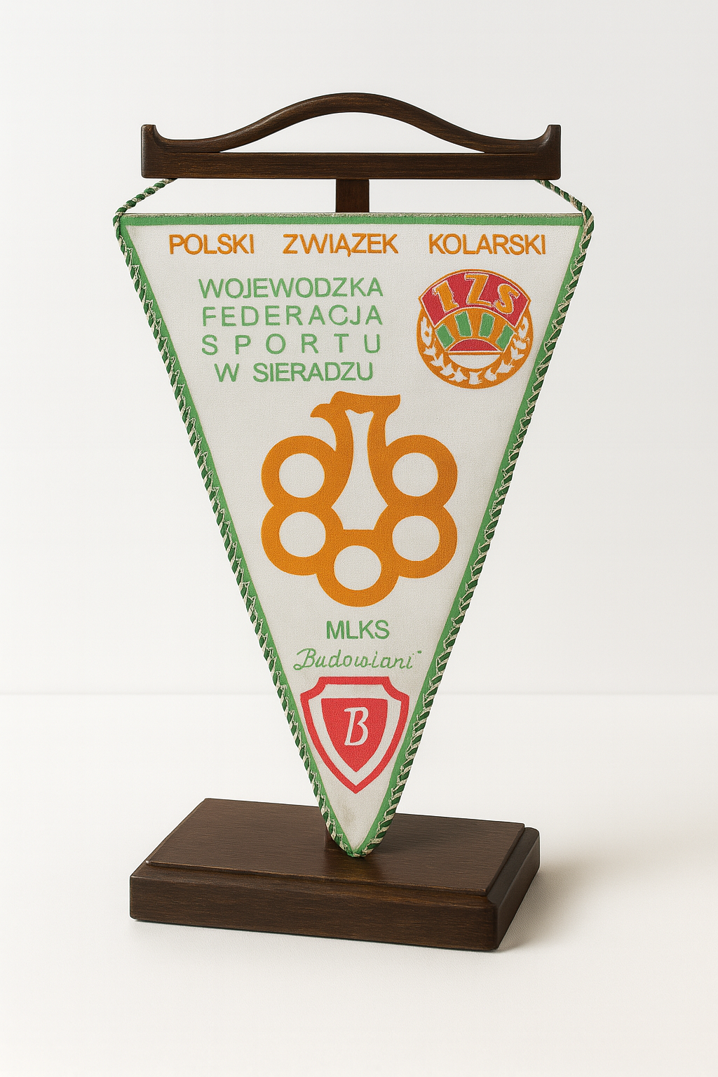 Proporczyk reprezentujący Polskiego Związku Kolarskiego i Wojewódzką Federację Sportu w Sieradzu.